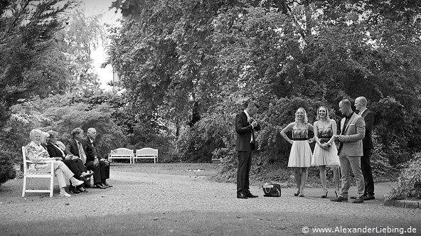 Hochzeit - Begrüßung, Sektempfang und Spielereien Hochzeitsfotograf Standesamt Magdeburg / Gartenhaus im Stadtpark - kleine Pause