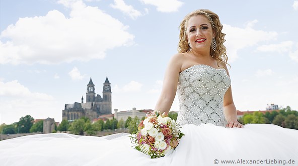 Hochzeit - Brautpaar Hochzeitsfotograf Standesamt Magdeburg / Gartenhaus im Stadtpark - Braut mit Magdeburger Dom im Hintergrund