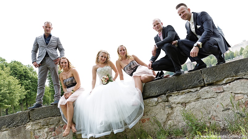 Hochzeit - Brautpaar Hochzeitsfotograf Standesamt Magdeburg / Gartenhaus im Stadtpark - Brautpaar mit Trauzeugen