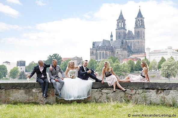 Hochzeitsfotograf Standesamt Magdeburg / Gartenhaus im Stadtpark - Magdeburger Dom mit Brautpaar und Trauzeugen