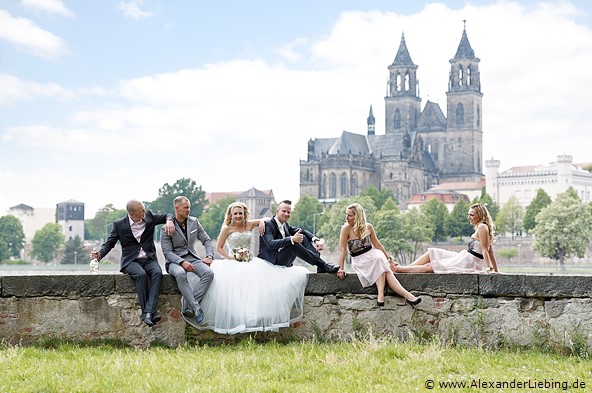 Hochzeit - Brautpaar Hochzeitsfotograf Standesamt Magdeburg / Gartenhaus im Stadtpark - Magdeburger Dom mit Brautpaar und Trauzeugen