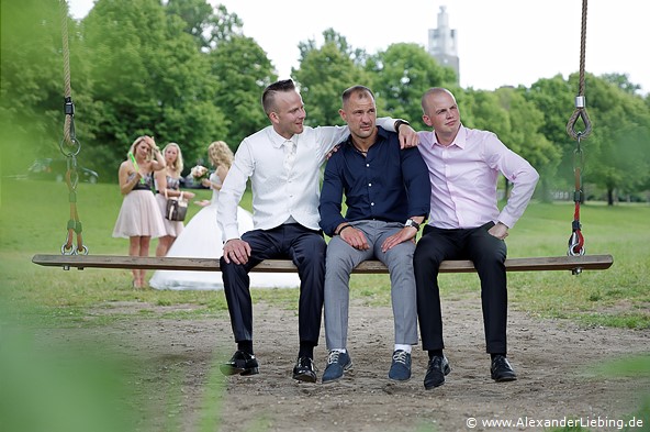 Hochzeitsfotograf Standesamt Magdeburg / Gartenhaus im Stadtpark - Männer auf Elbschaukel