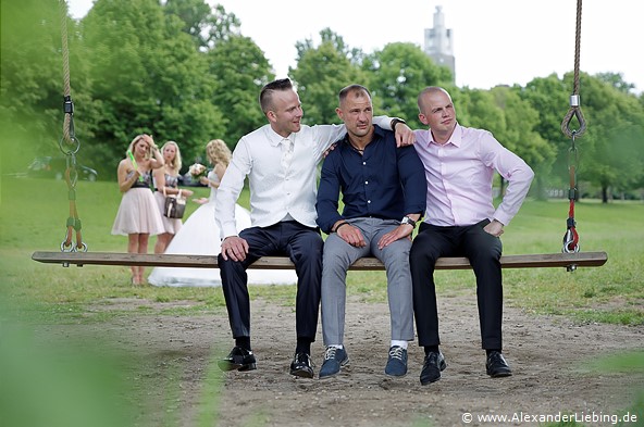 Hochzeit - Brautpaar Hochzeitsfotograf Standesamt Magdeburg / Gartenhaus im Stadtpark - Männer auf Elbschaukel