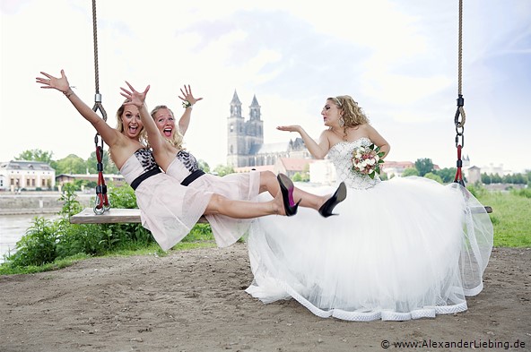 Hochzeitsfotograf Standesamt Magdeburg / Gartenhaus im Stadtpark - Braut und ihre Mädels haben Spaß auf Elbschaukel