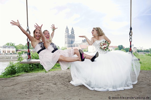 Hochzeit - Brautpaar Hochzeitsfotograf Standesamt Magdeburg / Gartenhaus im Stadtpark - Braut und ihre Mädels haben Spaß auf Elbschaukel