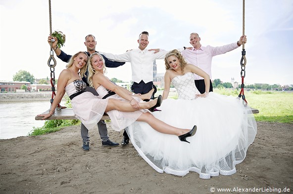 Hochzeit - Brautpaar Hochzeitsfotograf Standesamt Magdeburg / Gartenhaus im Stadtpark - alle zusammen auf Elbschaukel