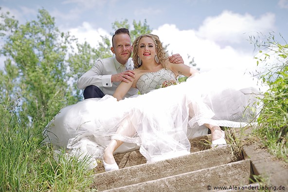 Hochzeitsfotograf Standesamt Magdeburg / Gartenhaus im Stadtpark - Ehepaar sitzt auf Treppe an der Elbe