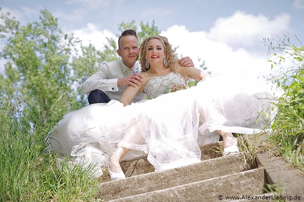 Hochzeit - Brautpaar Hochzeitsfotograf Standesamt Magdeburg / Gartenhaus im Stadtpark - Ehepaar sitzt auf Treppe an der Elbe