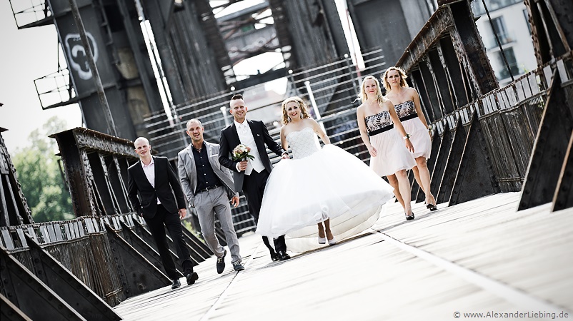 Hochzeit - Brautpaar Hochzeitsfotograf Standesamt Magdeburg / Gartenhaus im Stadtpark - Ehepaar und Trauzeugen auf Hubbrücke