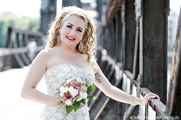 Hochzeit - Brautpaar Hochzeitsfotograf Standesamt Magdeburg / Gartenhaus im Stadtpark - Braut auf Hubbrücke