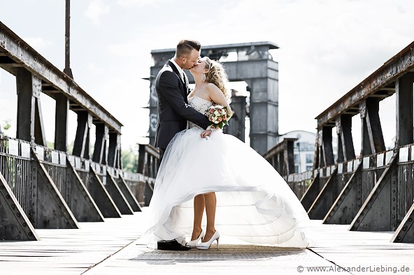 Hochzeitsfotograf Standesamt Magdeburg / Gartenhaus im Stadtpark - Brautpaar küsst sich auf Hubbrücke
