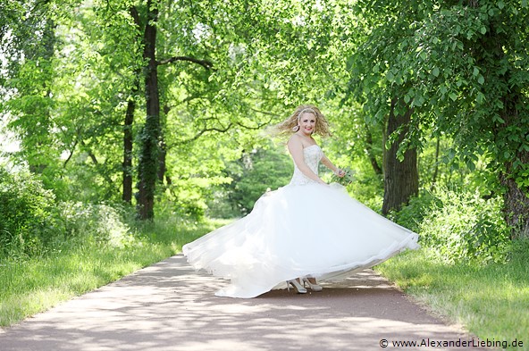 Hochzeit - Brautpaar Hochzeitsfotograf Standesamt Magdeburg / Gartenhaus im Stadtpark - Braut schwingt ihr Kleid