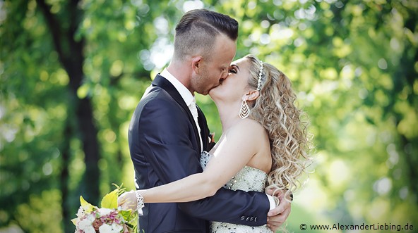 Hochzeit - Brautpaar Hochzeitsfotograf Standesamt Magdeburg / Gartenhaus im Stadtpark - Ehepaar küsst sich
