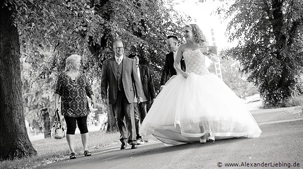 Hochzeit - Hochzeitsfeier Hochzeitsfotograf Standesamt Magdeburg / Gartenhaus im Stadtpark - Ankunft am Gartenhaus