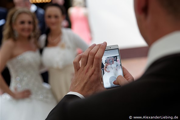 Hochzeit - Hochzeitsfeier Hochzeitsfotograf Standesamt Magdeburg / Gartenhaus im Stadtpark - Braut wird fotografiert