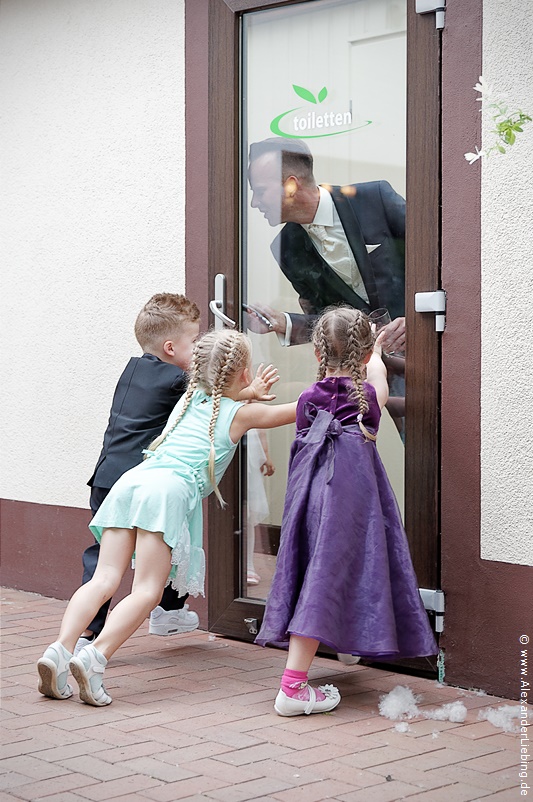 Hochzeit - Hochzeitsfeier Hochzeitsfotograf Standesamt Magdeburg / Gartenhaus im Stadtpark - Kinder sperren Bräutigam ein