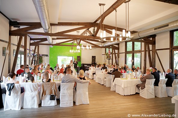 Hochzeit - Hochzeitsfeier Hochzeitsfotograf Standesamt Magdeburg / Gartenhaus im Stadtpark - Ansprache Bräutigam