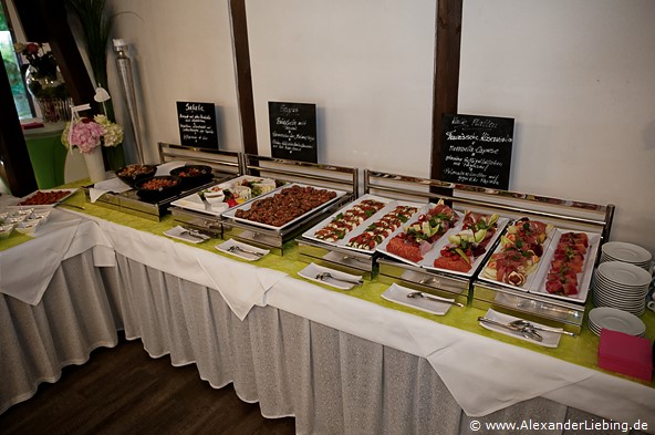 Hochzeit - Hochzeitsfeier Hochzeitsfotograf Standesamt Magdeburg / Gartenhaus im Stadtpark - das Buffet ist eröffnet