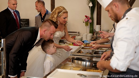 Hochzeit - Hochzeitsfeier Hochzeitsfotograf Standesamt Magdeburg / Gartenhaus im Stadtpark - Abendbuffet