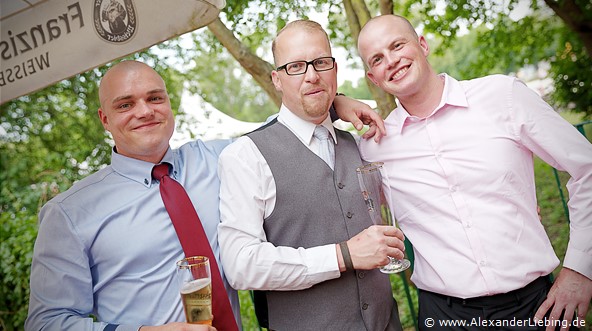 Hochzeitsfotograf Standesamt Magdeburg / Gartenhaus im Stadtpark - Bier für die Männer