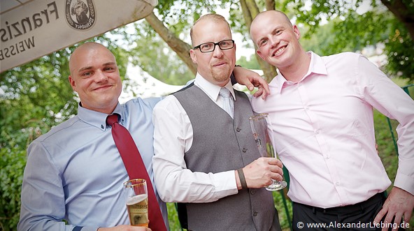 Hochzeit - Hochzeitsfeier Hochzeitsfotograf Standesamt Magdeburg / Gartenhaus im Stadtpark - Bier für die Männer