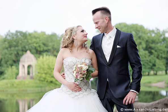 Hochzeit - Brautpaar Hochzeitsfotograf Standesamt Magdeburg / Gartenhaus im Stadtpark - verliebte Blicke vom Brautpaar