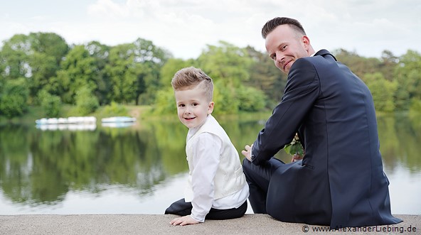 Hochzeitsfotograf Standesamt Magdeburg / Gartenhaus im Stadtpark - Vater und Sohn schauen in die Kamera