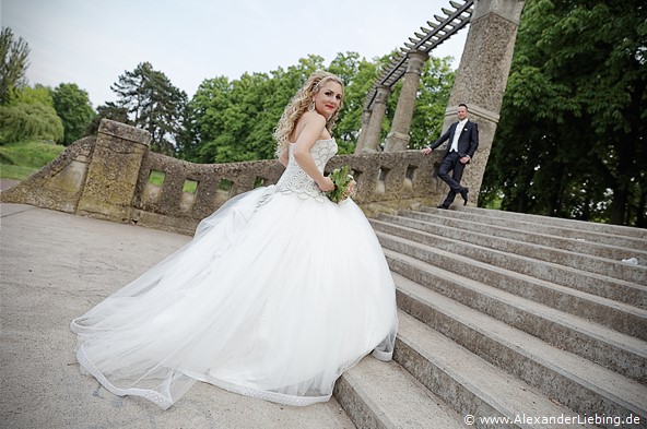 Hochzeitsfotograf Standesamt Magdeburg / Gartenhaus im Stadtpark - Braut geht Treppe hoch, Bräutigam wartet oben