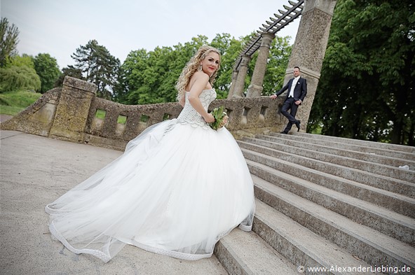 Hochzeit - Brautpaar Hochzeitsfotograf Standesamt Magdeburg / Gartenhaus im Stadtpark - Braut geht Treppe hoch, Bräutigam wartet oben