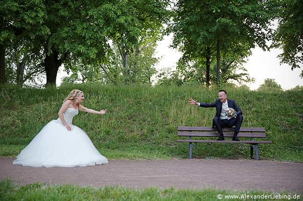 Hochzeit - Brautpaar Hochzeitsfotograf Standesamt Magdeburg / Gartenhaus im Stadtpark - ein bisschen Spaß muss sein