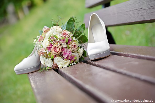 Hochzeitsfotograf Standesamt Magdeburg / Gartenhaus im Stadtpark - Brautstrauß und Schuhe stehen auf Bank