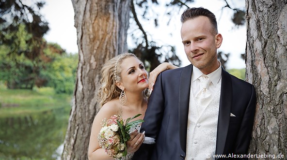 Hochzeit - Brautpaar Hochzeitsfotograf Standesamt Magdeburg / Gartenhaus im Stadtpark - Braut schaut Bräutigam an