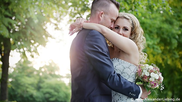 Hochzeit - Brautpaar Hochzeitsfotograf Standesamt Magdeburg / Gartenhaus im Stadtpark - ein inniger Moment