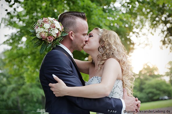 Hochzeit - Brautpaar Hochzeitsfotograf Standesamt Magdeburg / Gartenhaus im Stadtpark - viele Küsse