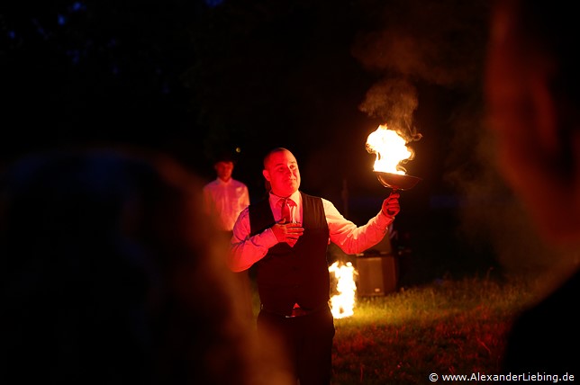 Hochzeit - Hochzeit, Feuershow Hochzeitsfotograf Standesamt Magdeburg / Gartenhaus im Stadtpark - vorsicht heiß