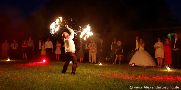 Hochzeit - Hochzeit, Feuershow Hochzeitsfotograf Standesamt Magdeburg / Gartenhaus im Stadtpark - sehr gefährlich