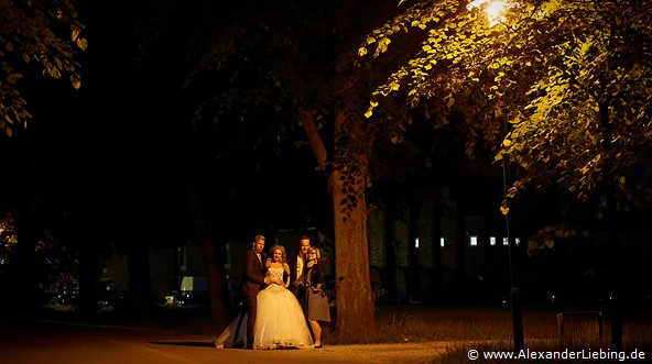 Hochzeitsfotograf Standesamt Magdeburg / Gartenhaus im Stadtpark - im Schein der Dunkelheit