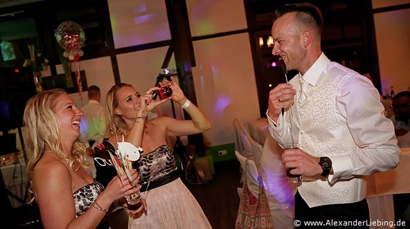 Hochzeit - Hochzeitsfeier Hochzeitsfotograf Standesamt Magdeburg / Gartenhaus im Stadtpark - ein Quatschfoto vom Bräutigam