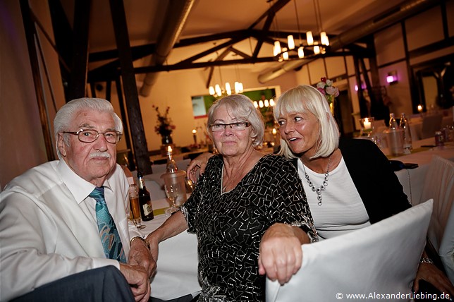 Hochzeit - Hochzeitsfeier Hochzeitsfotograf Standesamt Magdeburg / Gartenhaus im Stadtpark - für jeden ist was dabei