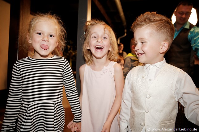 Hochzeit - Hochzeitsfeier Hochzeitsfotograf Standesamt Magdeburg / Gartenhaus im Stadtpark - auch die Kinder haben Spaß