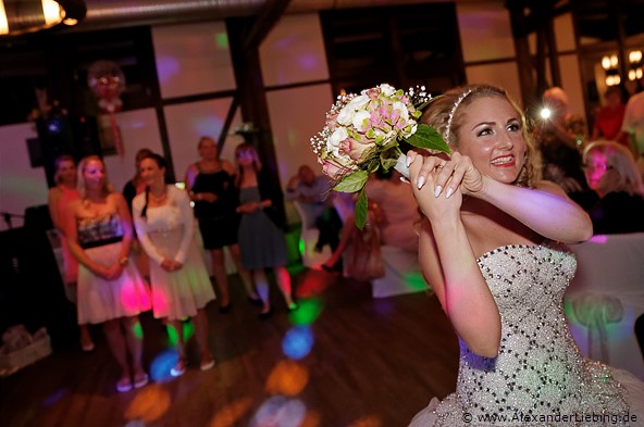 Hochzeit - Hochzeitsfeier Hochzeitsfotograf Standesamt Magdeburg / Gartenhaus im Stadtpark - Brautstraußwurf
