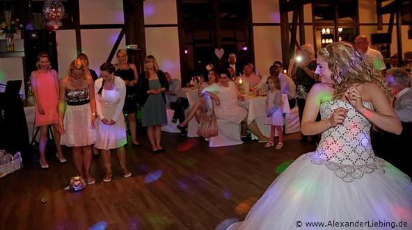 Hochzeit - Hochzeitsfeier Hochzeitsfotograf Standesamt Magdeburg / Gartenhaus im Stadtpark - Wer ist die Nächste?