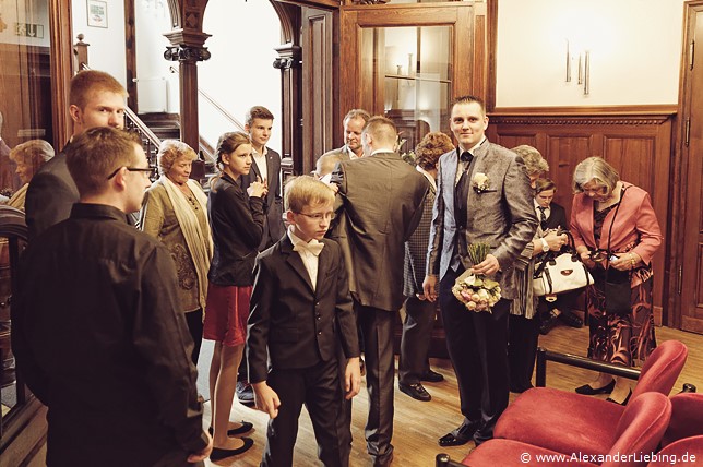 Hochzeit - kurz vor der Trauung Hochzeitsfotograf Standesamt Magdeburg / Elbelandhaus - Vorzimmer, Bräutigam mit Brautstrauss