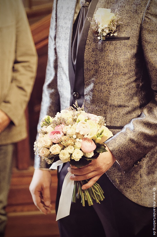 Hochzeit - kurz vor der Trauung Hochzeitsfotograf Standesamt Magdeburg / Elbelandhaus - Grossansicht Brautstrauss