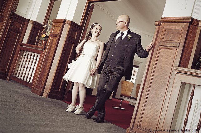 Hochzeit - kurz vor der Trauung Hochzeitsfotograf Standesamt Magdeburg / Elbelandhaus - Vorzimmer, Braut mit Brautvater vor der Trauung