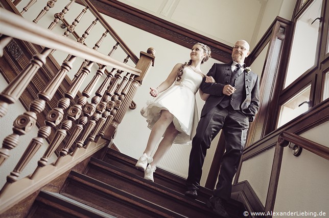 Hochzeitsfotograf Standesamt Magdeburg / Elbelandhaus - Braut und Brautvater kommen die Treppe herunter