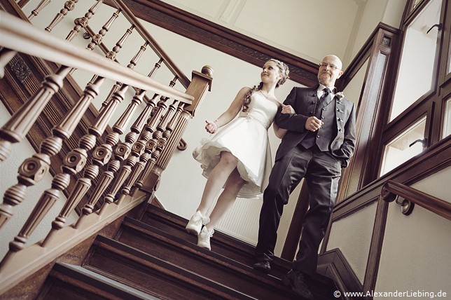 Hochzeit - kurz vor der Trauung Hochzeitsfotograf Standesamt Magdeburg / Elbelandhaus - Braut und Brautvater kommen die Treppe herunter