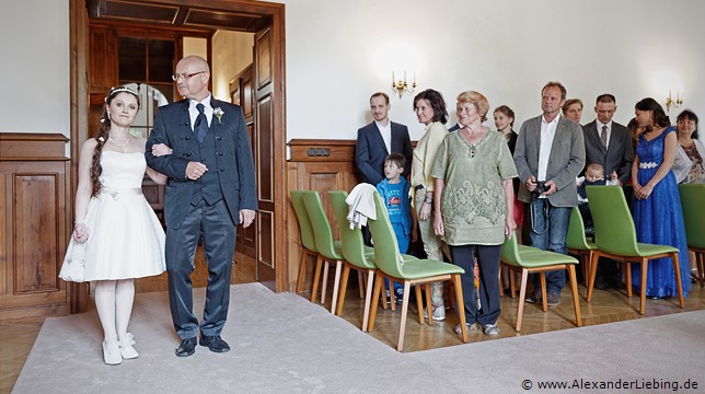 Hochzeitsfotograf Standesamt Magdeburg / Elbelandhaus - Braut und Brautvater stehen im Trauzimmer
