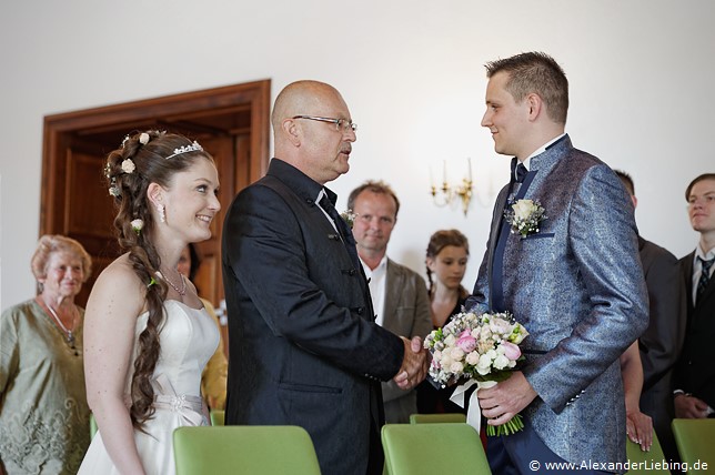 Hochzeitsfotograf Standesamt Magdeburg / Elbelandhaus - Brautvater übergibt Braut an Bräutigam