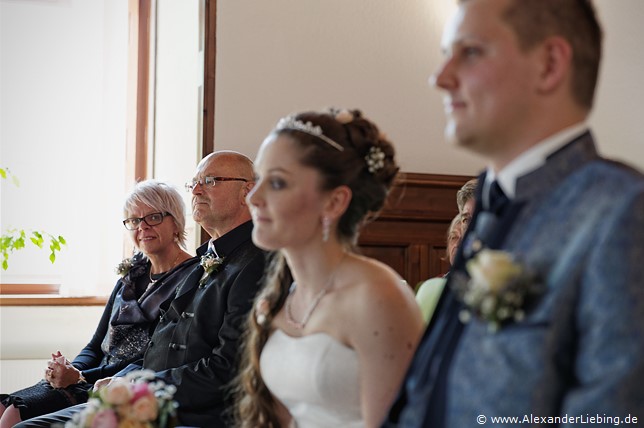 Hochzeitsfotograf Standesamt Magdeburg / Elbelandhaus - Brautmutter schaut zum Brautpaar